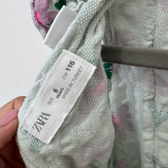 Zara Kids Floral Jumpsuit with a Vneck Back and Ruffle Shoulder Accents - 6 yrs - Picture 5 of 11